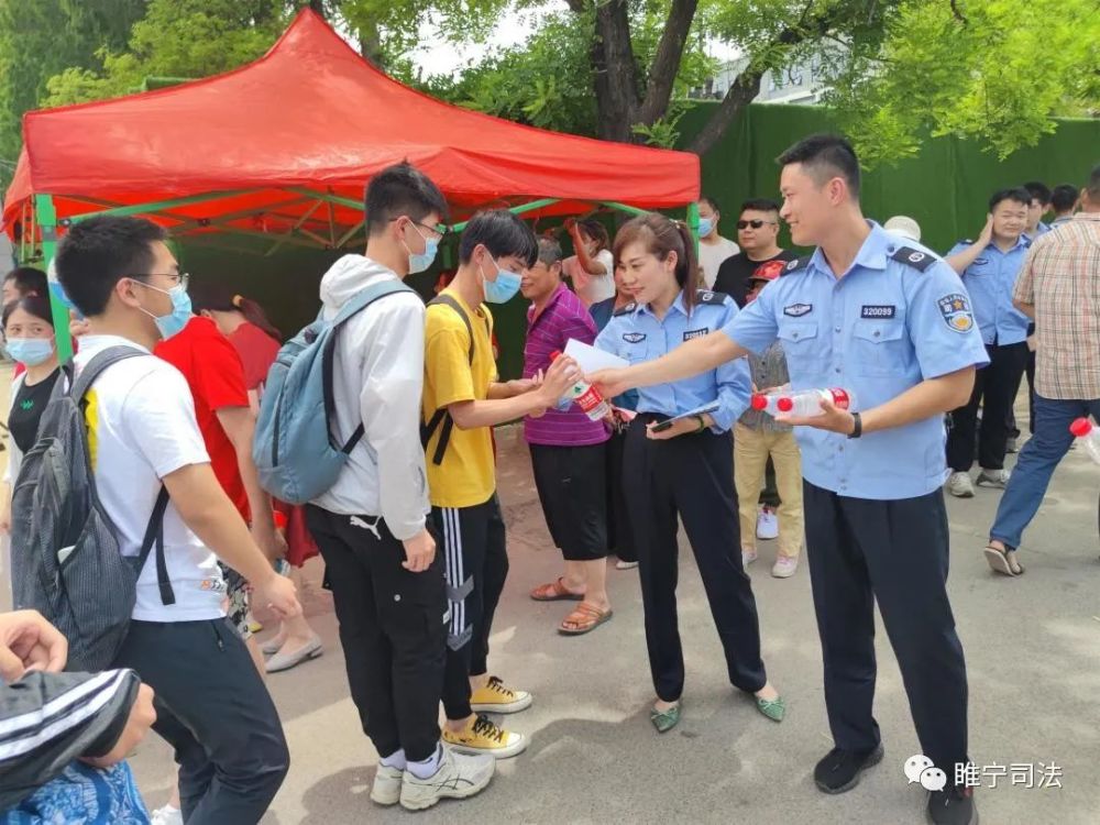 微雨下的十三岁，手机与在线世界的交织